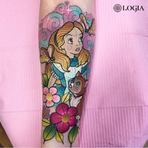 Tatuaje Alice Disney en el brazo Hannah Mai